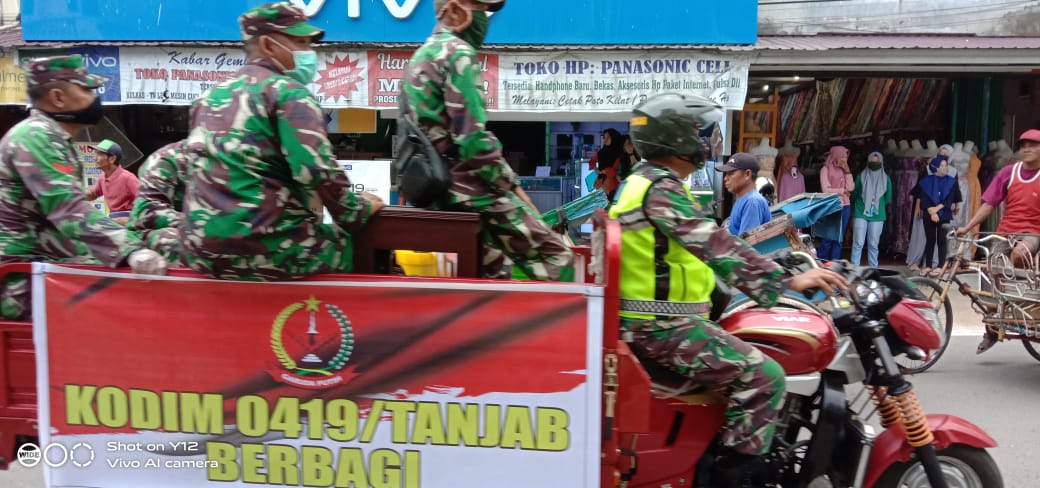 Anggota TNI Kodim 0419/Tanjab Sedang Membawa Paket Sembako Yang Akan Diberikan Kepada Masyarakat
