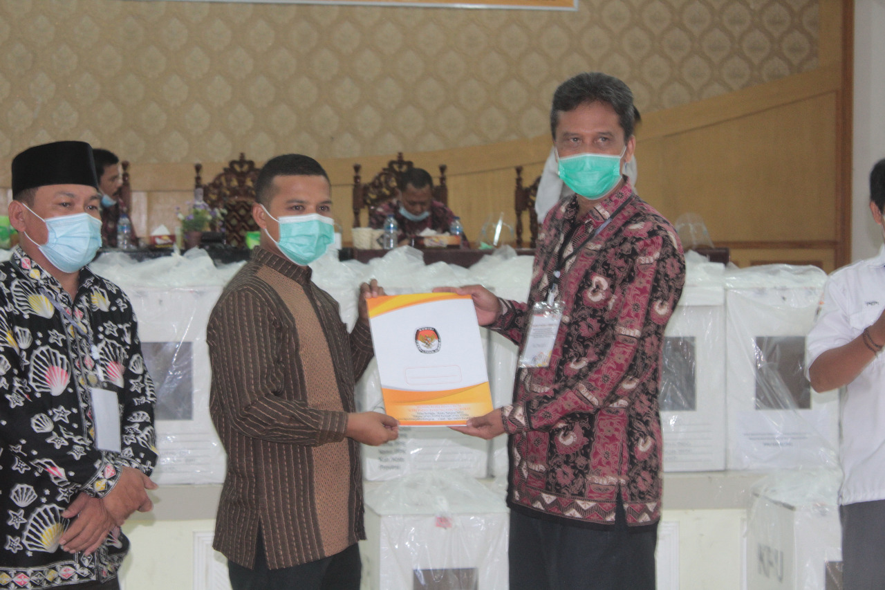 Ali Imran perwakilan tim Paslon 02 (UAS - Hairan) bersama Hairudin Ketua KPU Tanjung Jabung barat