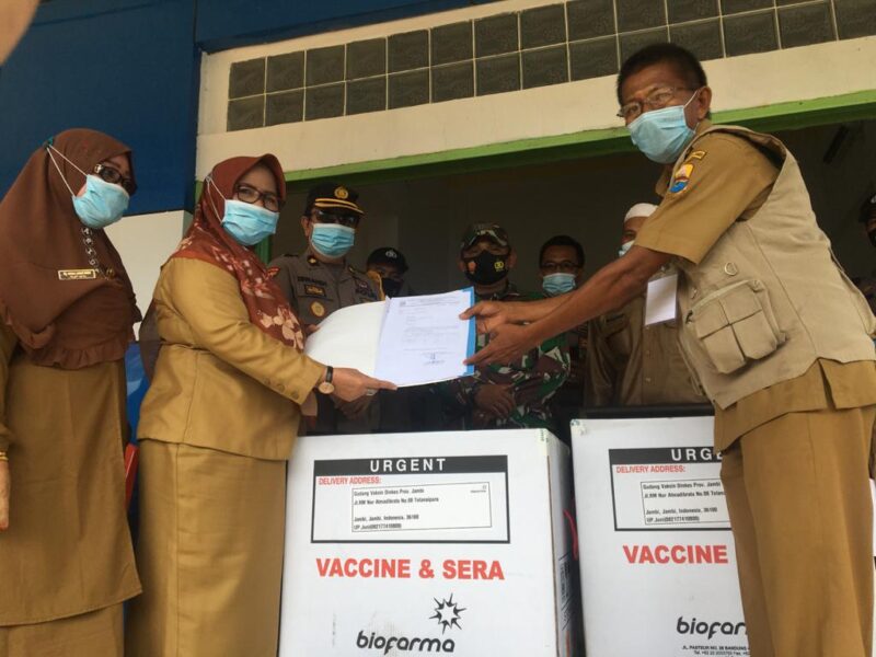 Penyerahan vaksin dari dinas kesehatan provinsi Jambi kepada pemerintah kabupaten Tanjung Jabung barat
