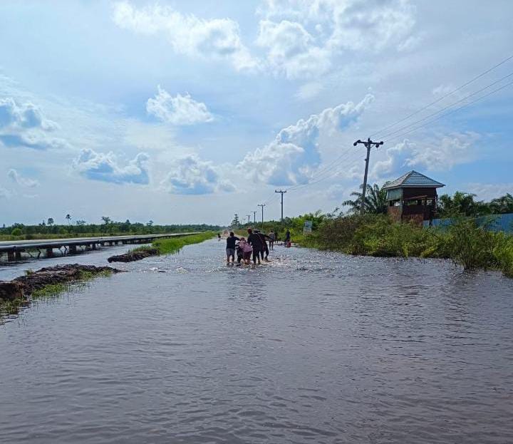 Foto banjir diduga kanal perusahaan jebol yang mengakibatkan jalan di betara 10 terendam banjir