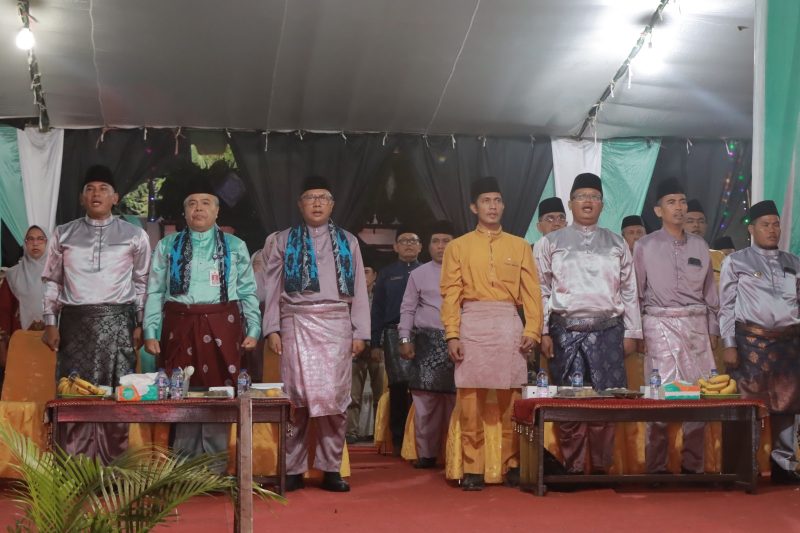 Ketua DPRD sementara, Dudi Purwadi (Baju Telok Belanga warna kuning)