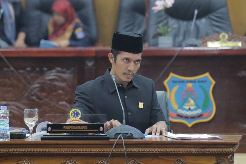 Ketua DPRD sementara Dudi Purwadi, S.Ei Memimpin Rapat Paripurna Pembacaan nama nama fraksi